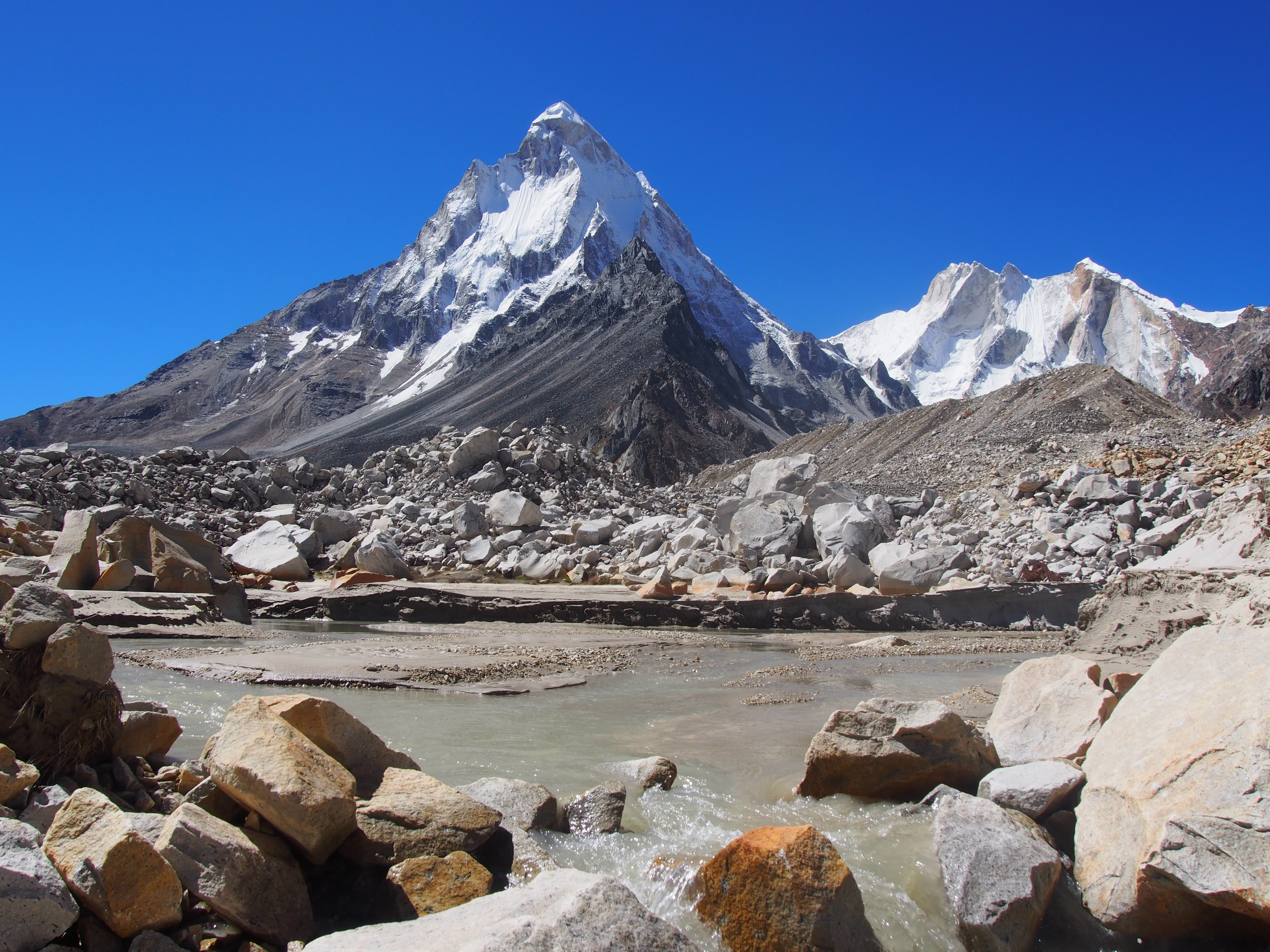 Legendary peaks and glaciers around Vasuki Tal 