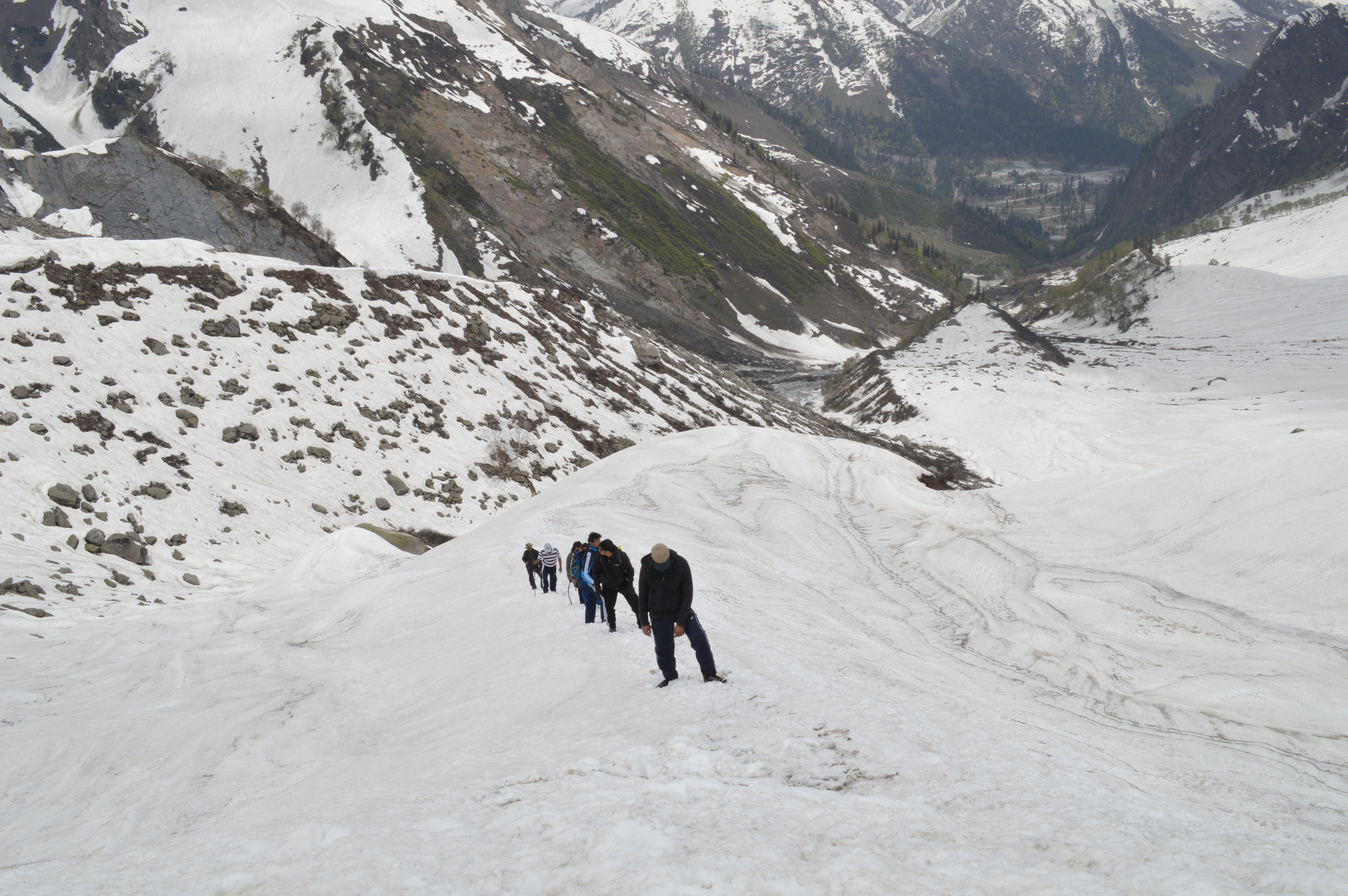 Reasons Beas Kund Trek Is So Popular & A List of Alternatives to Choose From  