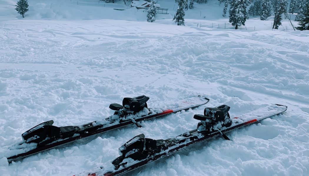 skii image in snow