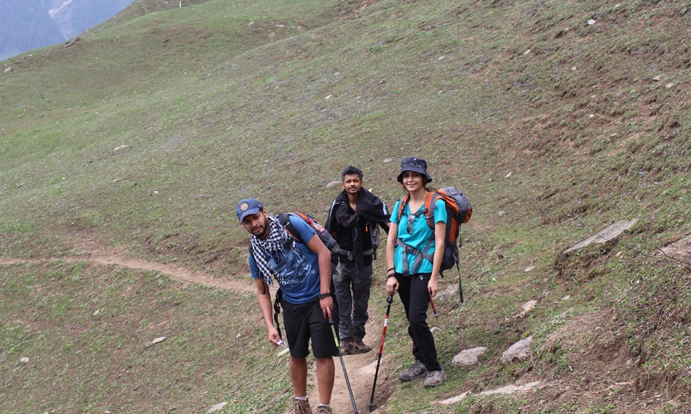 How to use a Trekking Pole : Benefits & Precautions