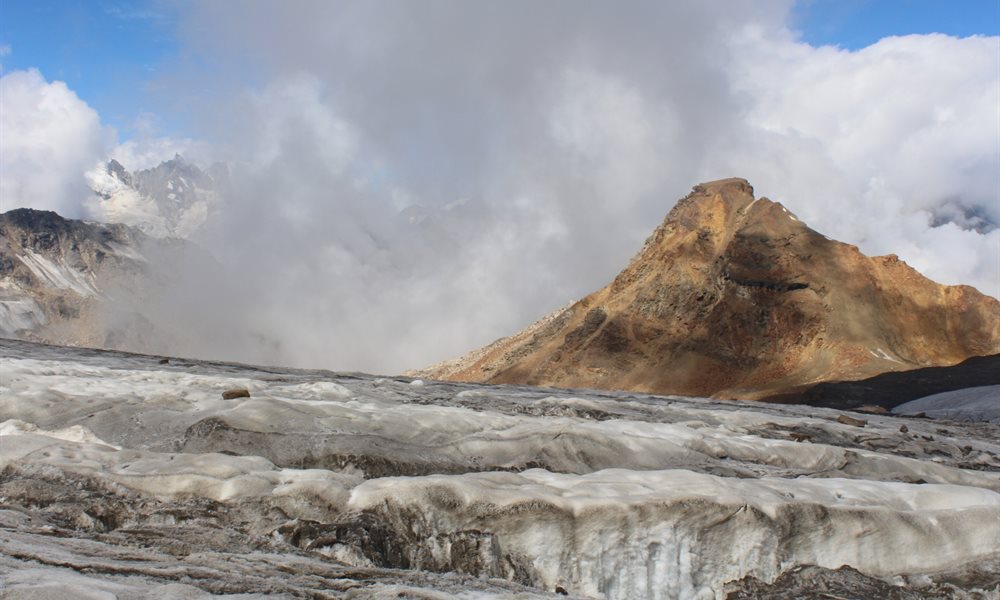 Pin Parvati Pass : Witness the transitions not only in landscapes but in Cultures too ! 