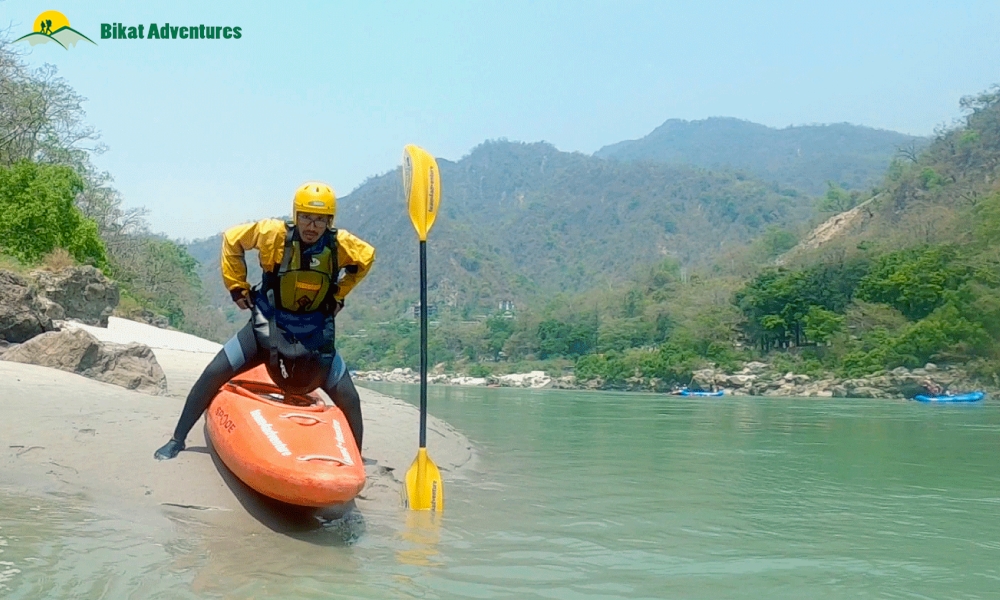 HOW TO SIT INSIDE A KAYAK: A BEGINNERS’ GUIDE