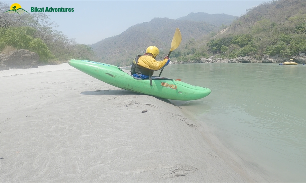 HOW TO SIT INSIDE A KAYAK: A BEGINNERS’ GUIDE