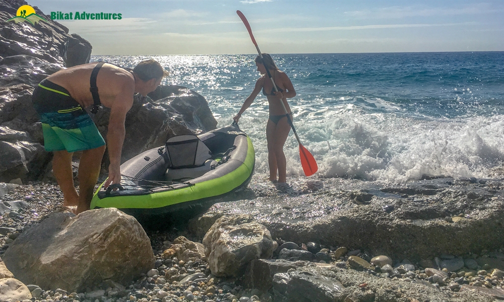 HOW TO LAUNCH A KAYAK INTO WATER: A BEGINNERS’ GUIDE