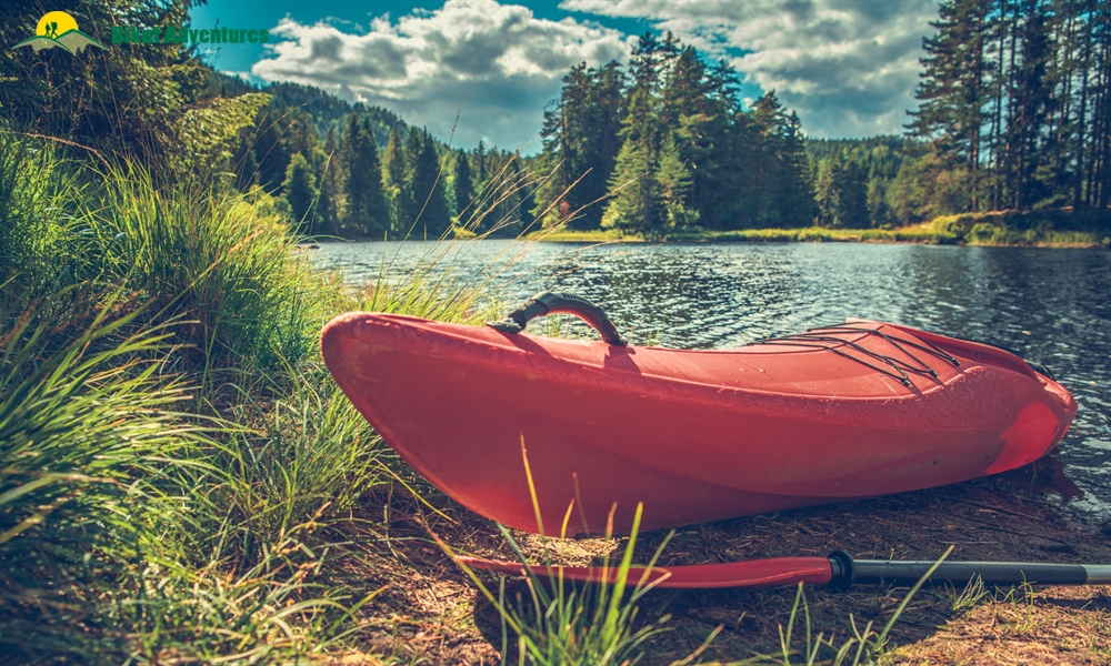 HOW TO LAUNCH A KAYAK INTO WATER: A BEGINNERS’ GUIDE