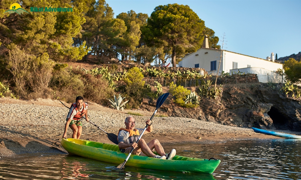 HOW TO LAUNCH A KAYAK INTO WATER: A BEGINNERS’ GUIDE
